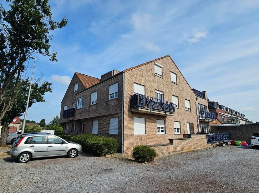 Gezellig en comfortabel appartement op het gelijkvloers gelegen in Maasmechelen. &lt;br /&gt;
Centrale ligging nabij het centrum van Maasmechelen en de auto