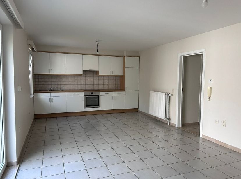 Gelijkvloers appartement met 1 slaapkamer en autostandplaats in Hasselt.Voor meer info ga naar https://www.era.be/nl/te-huur/hasselt/appartement/gelij