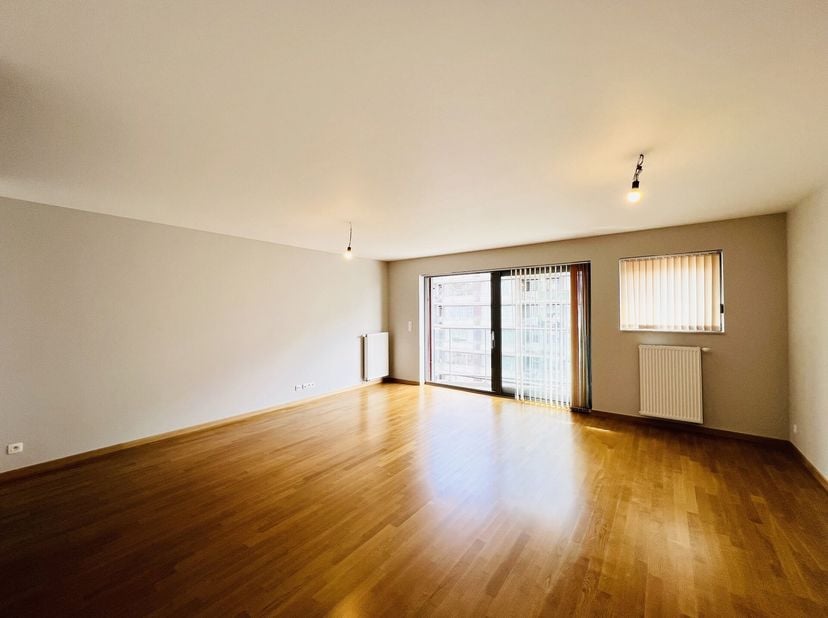 Sint-Jans-Molenbeek, ideaal gelegen nabij de Basiliek van Koekelberg, in een rustige en aangename wijk, modern QUASI-NIEUW APPARTEMENT (3 slaapkamers/