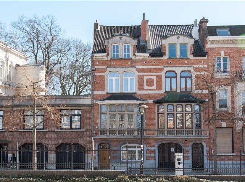 Dit aantrekkelijke herenhuis in Beaux-Arts stijl (6CH/3SDB), vlakbij de Europese instellingen/Schumann en het Jubelpark, is verbouwd tot een privéprak