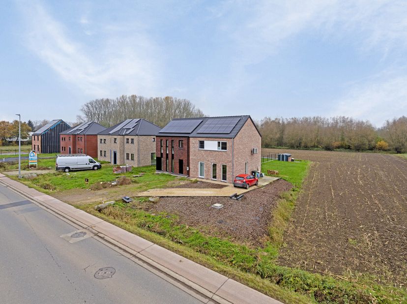 In het charmante en landelijke Grimminge een deelgemeente van Geraardsbergen, vlakbij het natuureducatief centrum De Helix, staat deze nieuwbouwwoning
