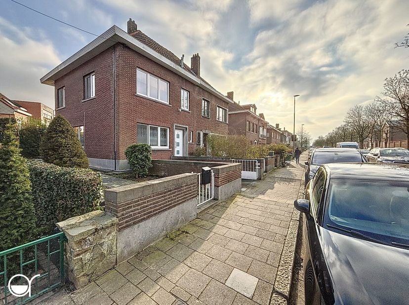 Deze woning geniet van een uitstekende ligging, vlak bij belangrijke invalswegen, op korte afstand van UZ Gent en op wandelafstand van het centrum van