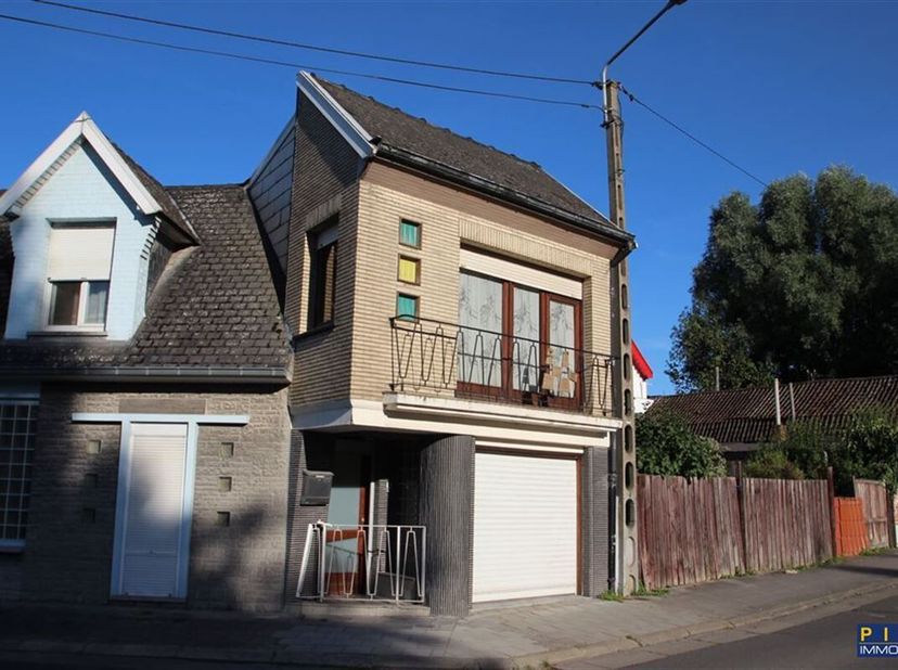 Lumineuse maison en bel étage, située aux abords immédiats de toutes les commodités de la ville d&#039;Antoing, 2 chambres, séjour, cuisine semi équipée, s