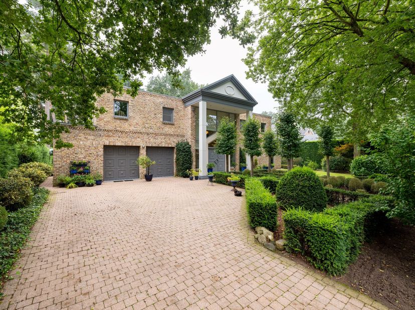 Ruime architecturale villa in rustige, residentiële wijk te &#039;s Gravenwezel op een perceel van meer dan 2.160 m²&lt;br /&gt;
Indeling gelijkvloers:&lt;br /&gt;
Via