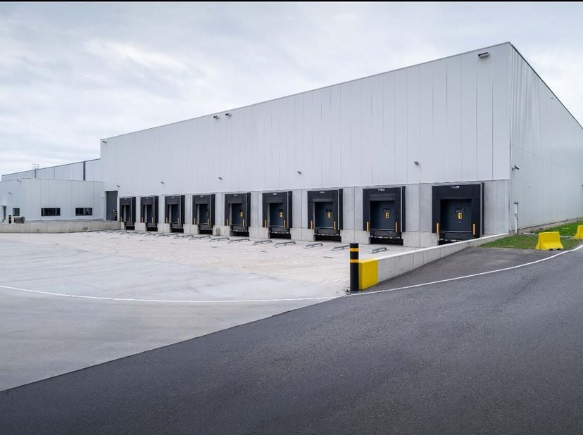 In dit 34.000 m² grote distributiecentrum in Willebroek, staat momenteel 1 unit te huur van 7.529 m² magazijnruimte.&lt;br /&gt;
De unit beschikt over 9 los