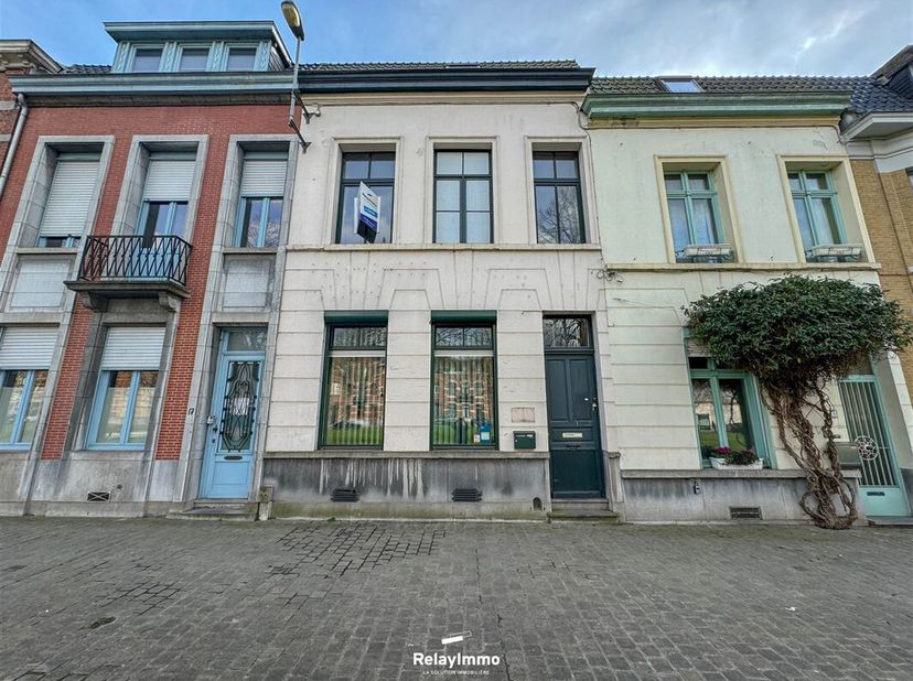 Spacieuse maison d&#039;une surface habitable de 156 m² (hors cave et combles) avec trois chambres, dressing, bureau et cour. Maison idéalement située dans