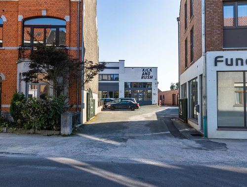                                         Magazijn met bureel te huur in Braine-l'Alleud, € 3.250
