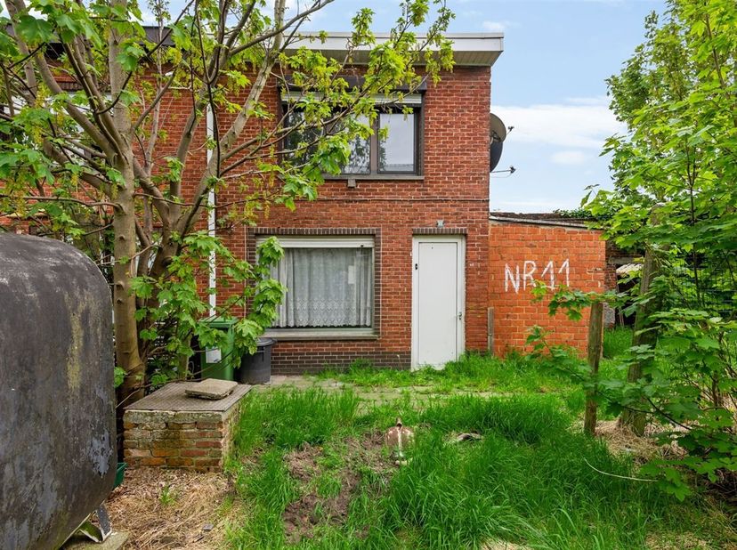 Te renoveren eengezinswoning met tuin en opslagruimte&lt;br /&gt;
Ligging:&lt;br /&gt;
Deze te renoveren woning is gelegen net buiten het centrum van Beveren.&lt;br