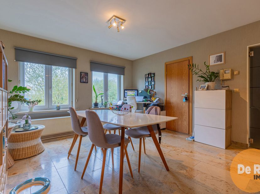 GIJZEGEM - Dit appartement, gelegen op de eerste verdieping, bevindt zich in een deelgemeente van Aalst. Winkels, scholen openbaar vervoer en het cent