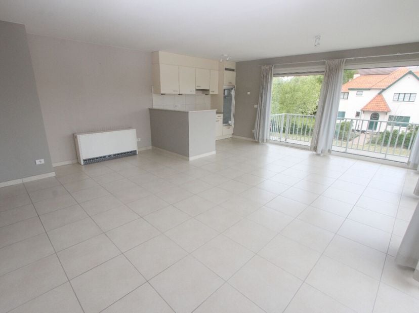 Te huur: Ruim hoekappartement met 1 slaapkamer + slaaphoek in Nieuwpoort.Ontdek dit lichtrijke, ongemeubeld hoekappartement op de 1e verdieping, ideaa