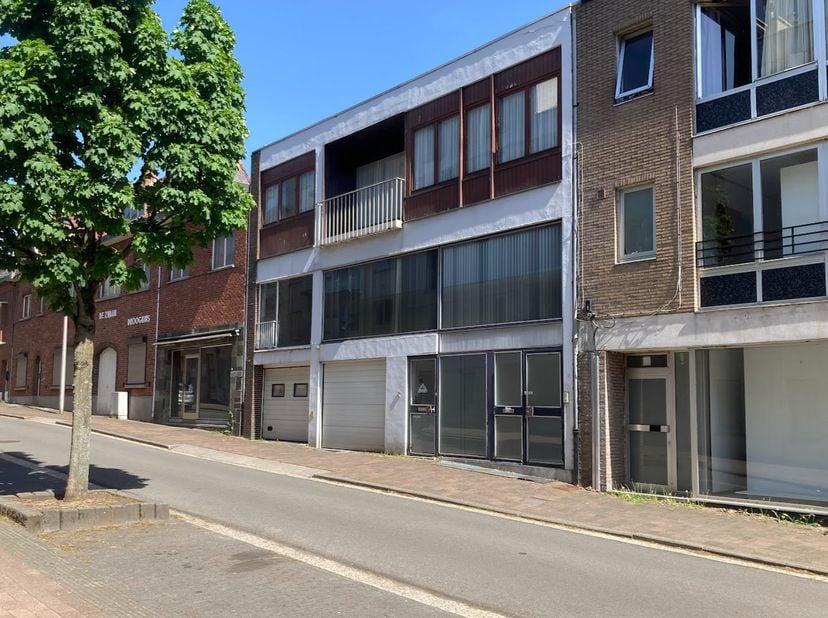 Te huur: instapklare gemeubelde appartement 1° verdieping met 3 slaapkamers en garage.&lt;br /&gt;
Huurperiode : 3 maanden &lt;br /&gt;
Huurprijs : 1.500 €/maand&lt;