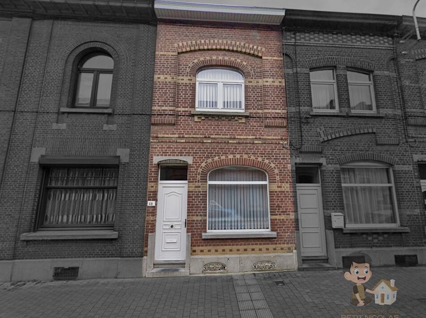 Nous sommes ravis de vous présenter cette charmante maison située à Charleroi, offrant un cadre de vie agréable avec ses 140 m² habitables, intelligem