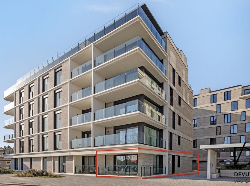 Laat u aangenaam verrassen door dit prachtige, luxueuze appartement die gelegen is op het gelijkvloers, met een woonoppervlakte van maar liefst ca. 12