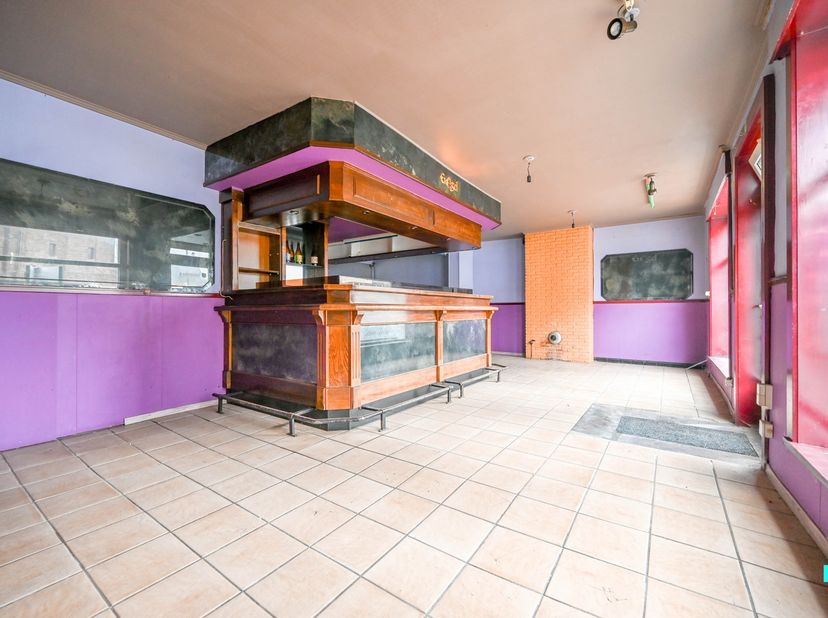 Dit karaktervolle handelspand met bijhorende woonst, ooit het bruisende decor van een geliefd café, biedt een wereld aan mogelijkheden op een absolute