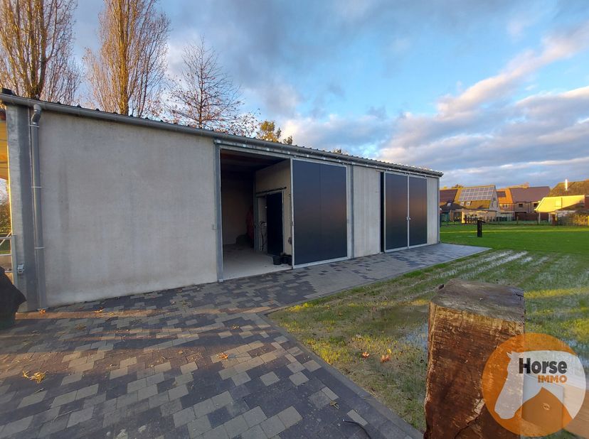 LEDE- Volledig aangelegde weide met praktisch stalgebouw in groene omgeving nabij Lede&lt;br /&gt;
Bent u op zoek naar een idyllische plek voor uw paarden o