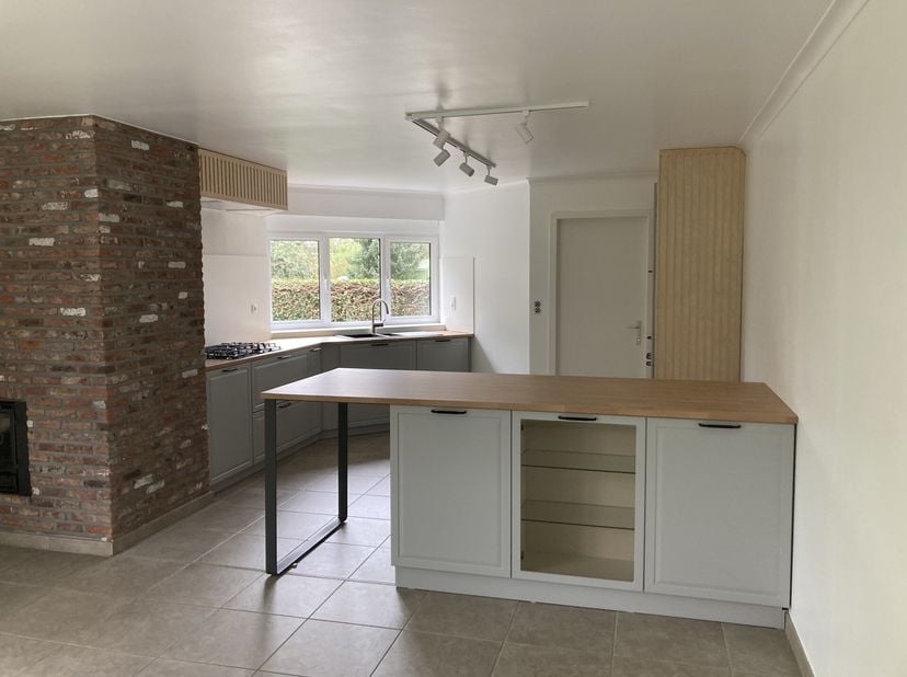 Instapklare woning met centrale, rustige ligging. Indeling: inkomhal met gastentoilet, ruime woonkamer met open ingerichte keuken, douchekamer, waspla
