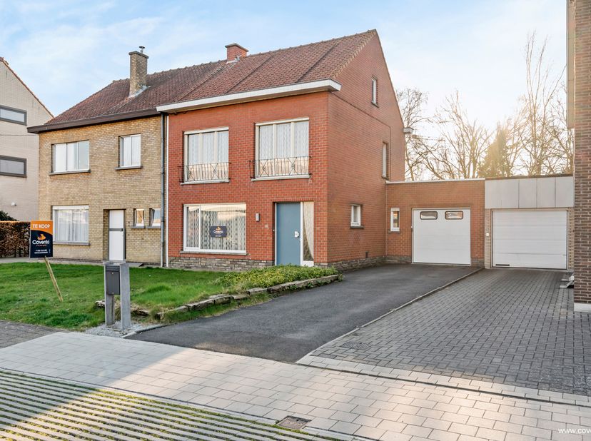 Cette maison spacieuse comprend : hall d&#039;entrée avec escalier, séjour lumineux - salon avec cuisine attenante, débarras et garage avec buanderie (port