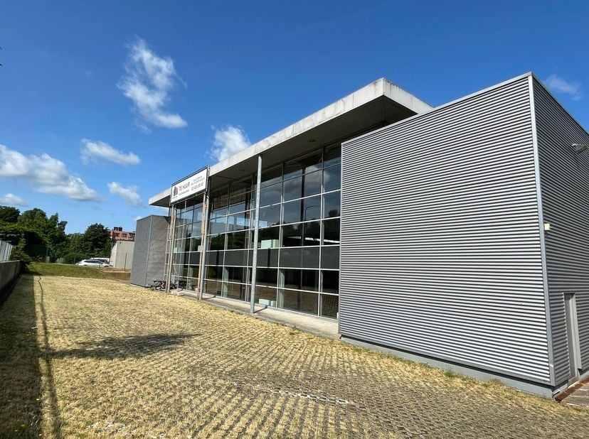 Des espaces de bureaux magnifiquement situés, d&#039;une superficie totale de 2 168 m², sont à louer le long du R0 à Wemmel. Les bureaux sont situés au rez