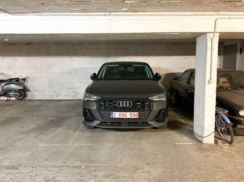 Idéalement situé, dans le calme et résidentiel côté de Molenbeek-Saint-Jean, découvrez cet emplacement de parking situé au RDC dun immeuble sécurisé a