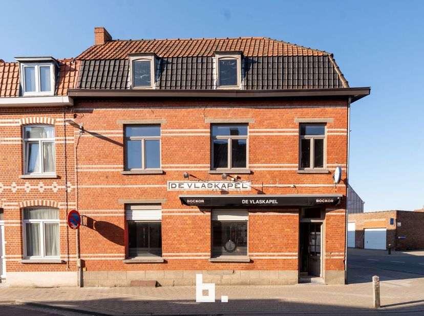 Op zoek naar een uitstekend gelegen horecapand in hartje Kortrijk? Dit ruime hoekpand biedt alles wat u nodig heeft om meteen van start te gaan met ee