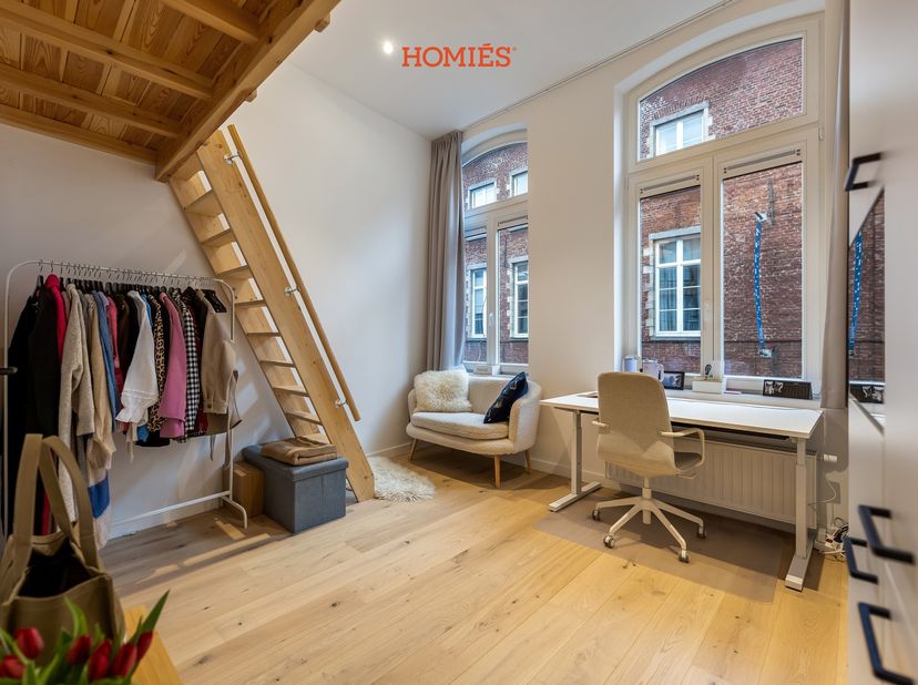 Deze moderne studentenkamer maakt deel uit van een vernieuwde studentenresidentie bestaande uit 18 hoogwaardige studentenkamers. Het gebouw is hoogwaa
