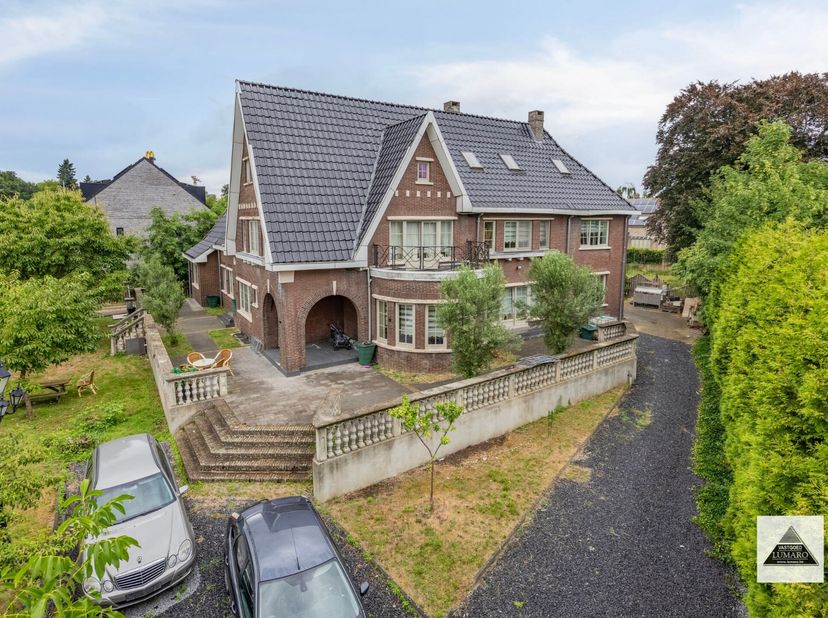 Goed gelegen kortbij de autostrade (1,2 km), op een perceel van  2.700  m² . Tegenover de Lidl.&lt;br /&gt;
In een semi-commerciële residentiële omgeving.&lt;b