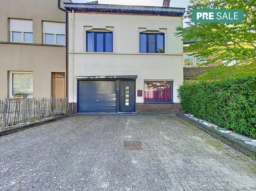 Deze woning biedt veel mogelijkheden om er een topper van te maken! Renoveer en pesonaliseer deze woning helemaal naar jouw smaak. Benut het potenteel