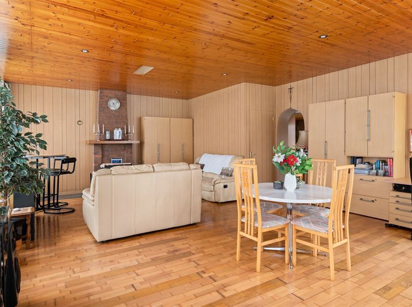 Deze woning met gezellige grote tuin bevindt zich op een centrale ligging te Sint-Niklaas. Winkel en scholen zijn in de nabije buurt te vinden.Welkom
