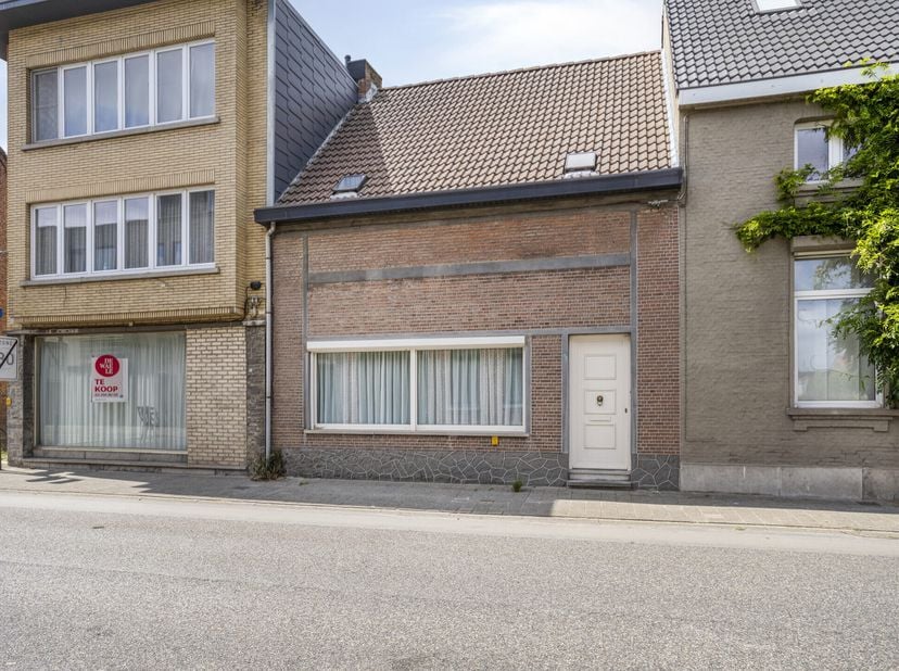 Cette maison est située dans le centre de Kruibeke dans la Baselstraat 51, donc facilement accessible et proche du centre et de tous les commerces, éc