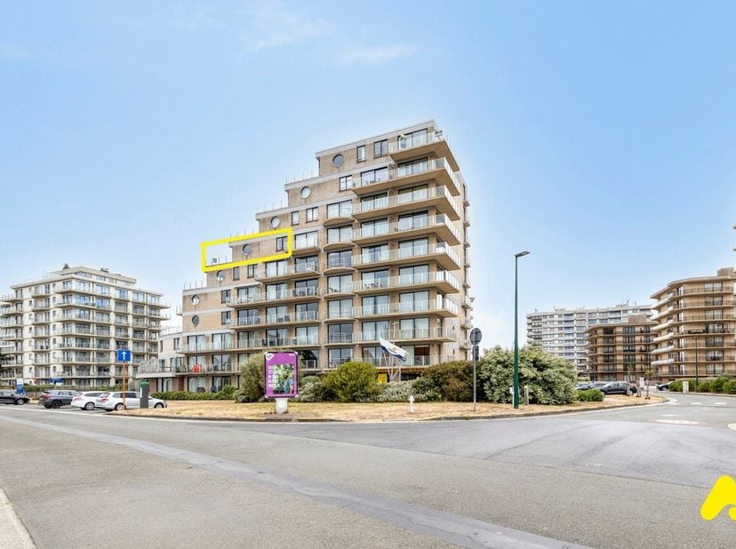 Lichtrijk hoekappartement gelegen op de 6e verdieping van de Residentie Calmeyn en dit op 100m van het strand en de Esplanade.&lt;br /&gt;
&lt;br /&gt;
Het appart