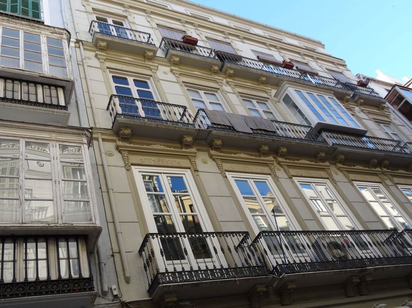 ANTWERPEN (2000): Art-deco hotel met +/- 20 kamers (groot herenhuis) (#3X+4_BORU_BRU)&lt;br /&gt;
 Mogelijkheid tot verkoop van het gebouw en de exploitatie
