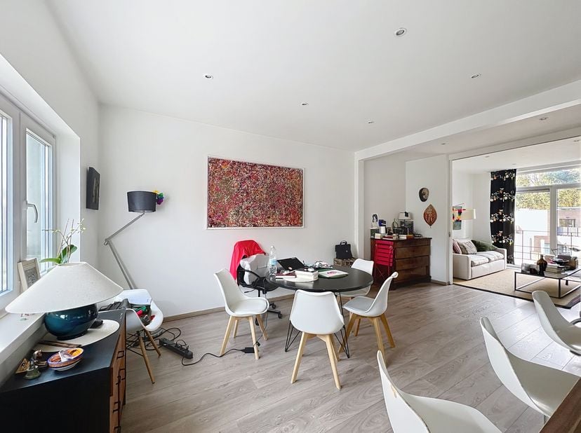 Dit volledig gerenoveerde appartement van ±72m² bevindt zich op de 2e verdieping met een privétrap naar de 3e. Het beschikt over een groot terras met