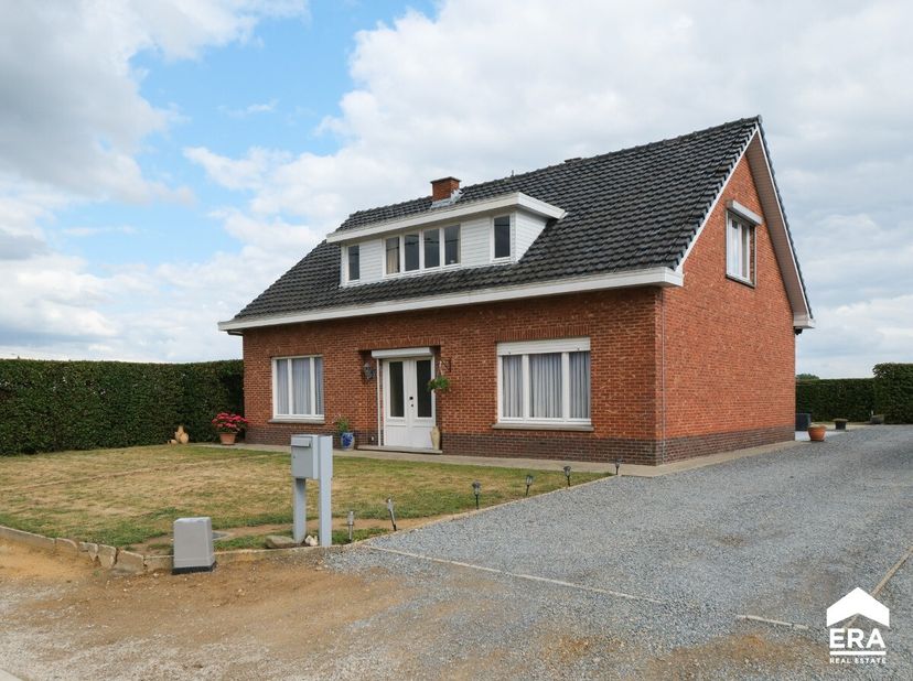 Te moderniseren woning met een bewoonbare oppervlakte van 164m², gelegen op een ruim perceel van maar liefst 24a 12ca.Voor meer informatie ga naar htt