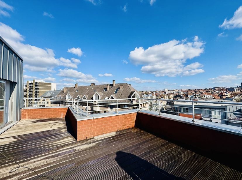 Europese wijk, op een steenworp afstand van het Europees Parlement en het Jourdanplein, de winkels en het openbaar vervoer, prachtig modern gemeubilee