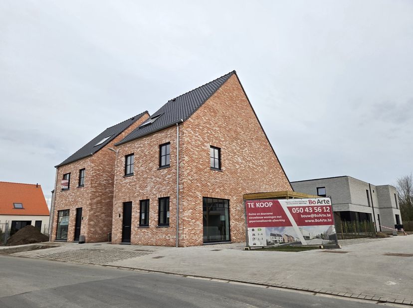 Ons nieuwbouwproject in Jabbeke biedt traditionele woningbouw die perfect evenwicht brengen tussen comfort, stijl en een groene omgeving. Dankzij de c