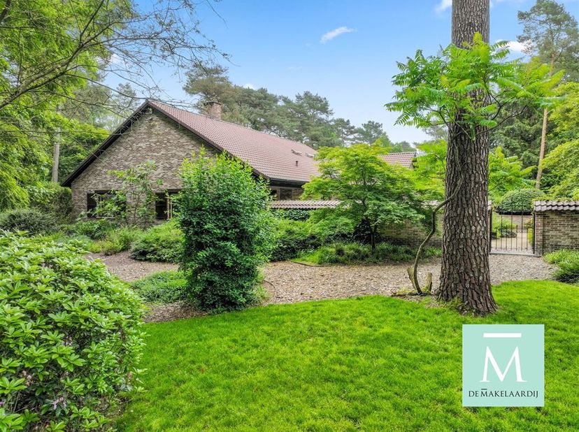 Prachtige villa met een mooie en zeer goed onderhouden tuin&lt;br /&gt;
Op zoek naar een rustig gelegen villa met prachtige Zuid-West gerichte tuin en zwemb