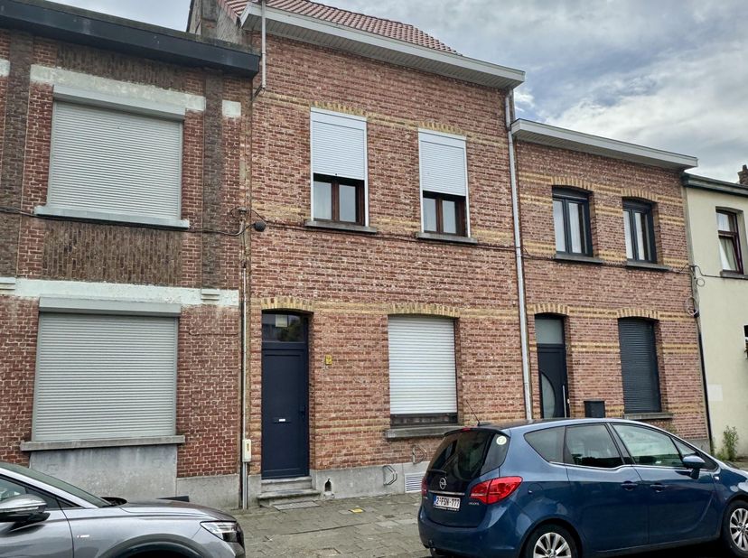 Uniek vergund investeringspand met 5 studentenkamers elk met eigen lavabo en douche en 1 studio met eigen lavabo, douche, toilet, keuken en terras.&lt;br