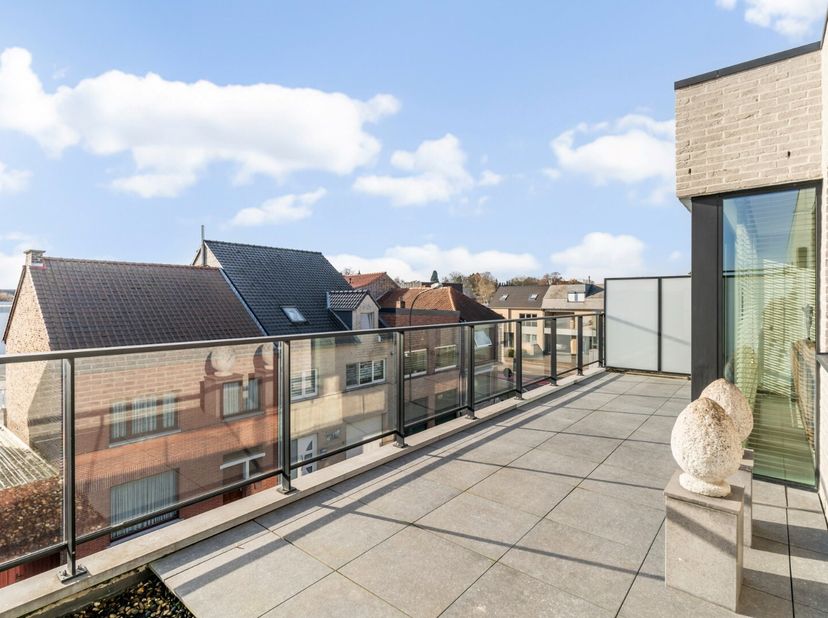 Dit aantrekkelijk appartement bevindt zich op de tweede en hoogste verdieping in de zeer nette residentie Apollo, gelegen langs Hof ter Weyer ter hoog