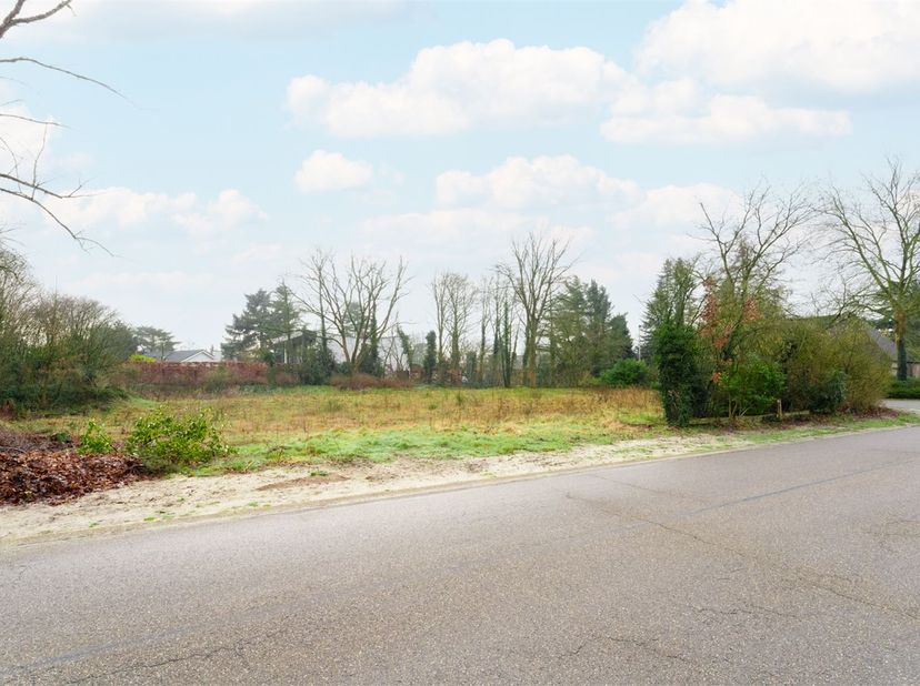 TE KOOP: Prachtig gelegen, unieke bouwgrond in gewilde, rustige residentiële wijk niet ver van de bossen/natuurgebied, de dorpskern van het pittoreske