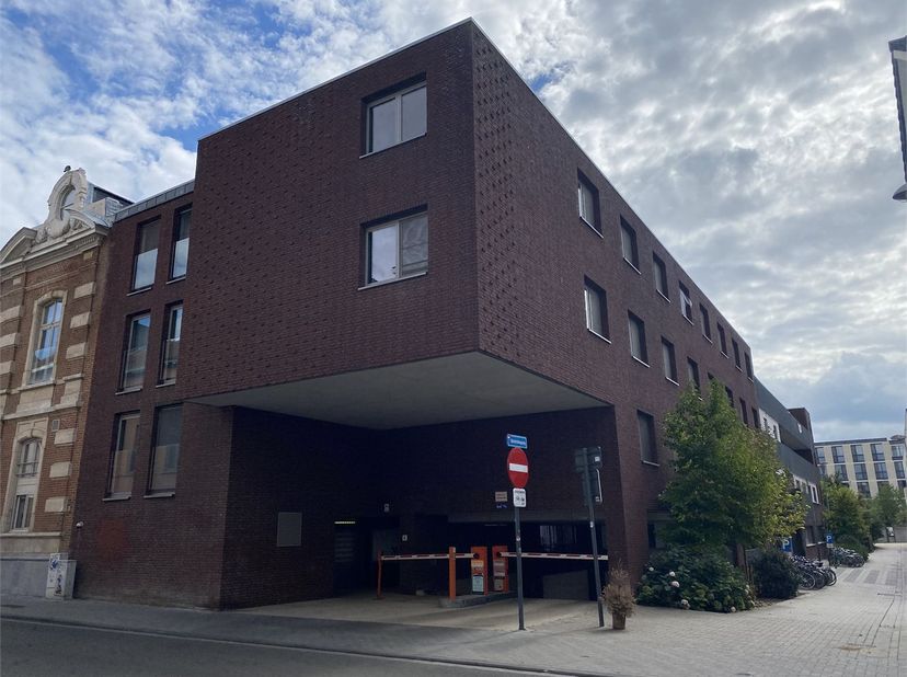 Ideaal gelegen STUDIO te huur voor studenten, opp. 21m², met een mooi zicht op de Leuvense binnenstad. De studio is gelegen op de derde verdieping en