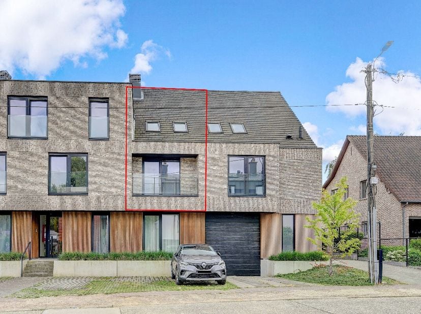 [[ DIT PAND NEEMT DEEL AAN DE ERA OPEN HUIZEN DAG OP 15/3 VAN 13:00 TOT 14:00 ]] Instapklaar 2 slaapkamer duplex appartement (104m2) met terras en 2 s