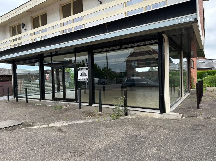 Goed gelegen bergruimte/toonzaal met parking voor de deur.&lt;br /&gt;
- Huur: 500 euro.&lt;br /&gt;
- Huurwaarborg: 1 500 euro.&lt;br /&gt;
- Beschikbaar: onmiddellijk