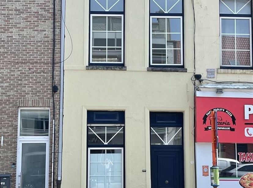 Woning in omgeving van winkels, rand centrum en vlotte toegankelijk.  Inkom, living met open keuken, berging, kelder, badkamer, 3 slaapkamers .  Dubbe