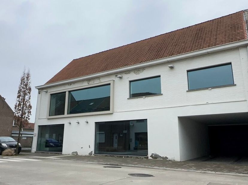 530m² winkelruimte met 340m² garage/opslagruimte op een perceel van 907m²&lt;br /&gt;
Ligging: op de grens van Merelbeke en Melle met vlotte verbinding naar
