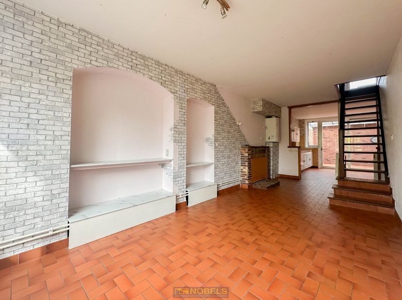 GELEGEN IN HET HART VAN RONSE, biedt deze eigendom een ONGEËVENAARDE KANS OM TE INVESTEREN IN EEN TOPLOCATIE VOL HISTORISCHE CHARME. Deze eigendom bie