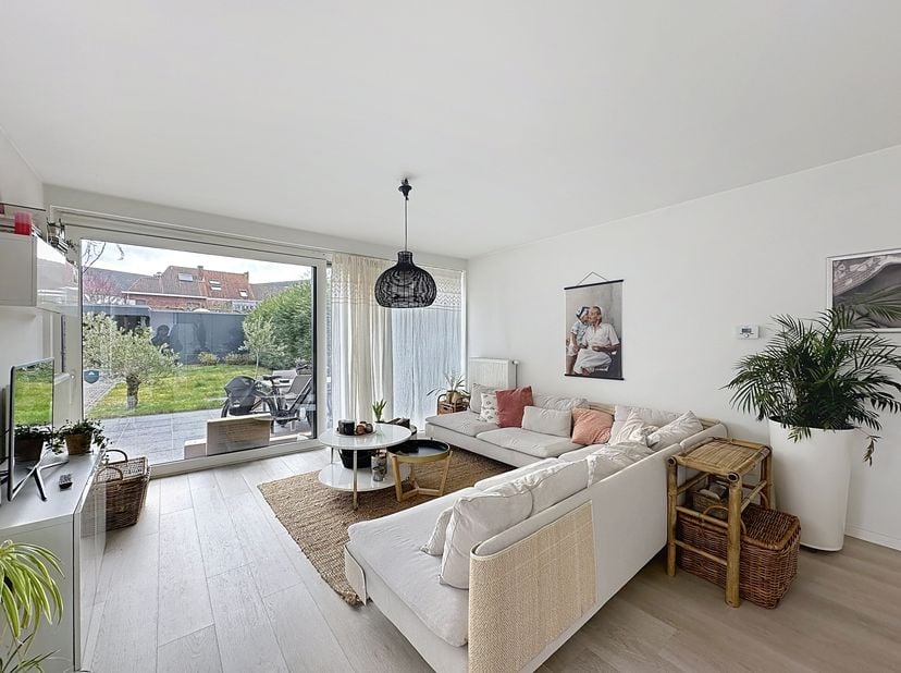 Cette maison est située à Assebroek, un quartier populaire et calme de Bruges, connu pour son cadre de vie agréable qui offre un équilibre harmonieux