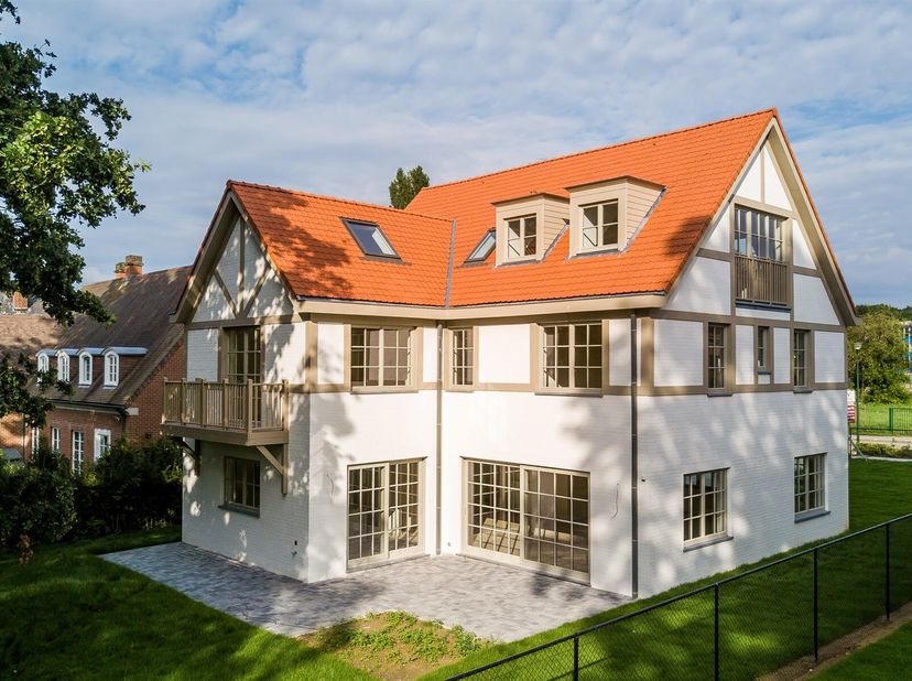 In de wijk Grands Prix, vlakbij het Lycée Mater Dei en Place Dumon, presenteert VICTOIRE-JUNOT deze nieuwe villa gebouwd op een perceel van 11 hectare