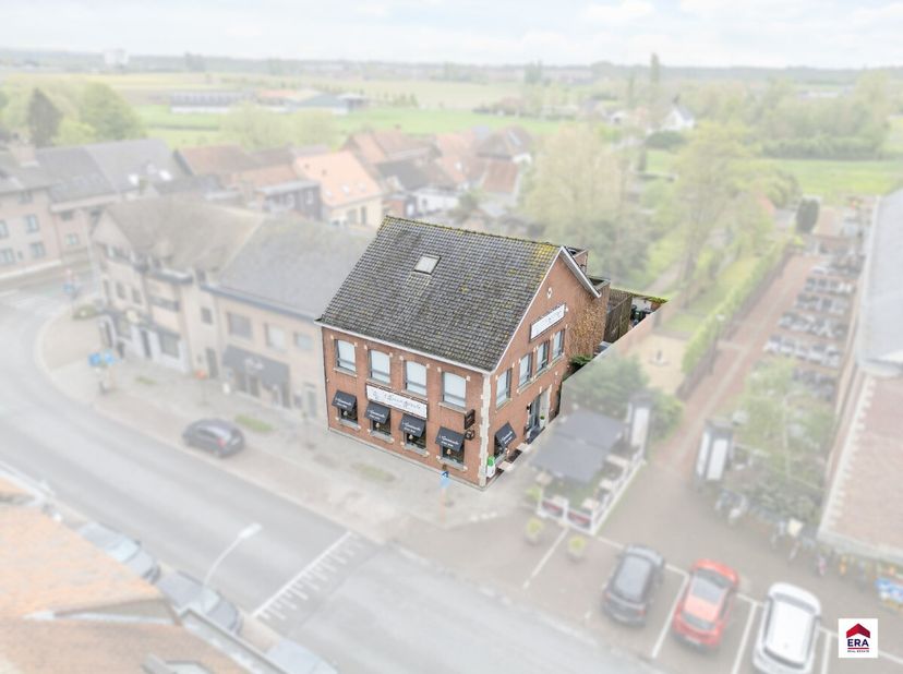 Prachtig handelspand/ restaurant met woonst op 324 m² in Wakken!!!! SCHERPE VANAFPRIJS !!! Ligging: Uitermate commerciële ligging met veel parkeergele