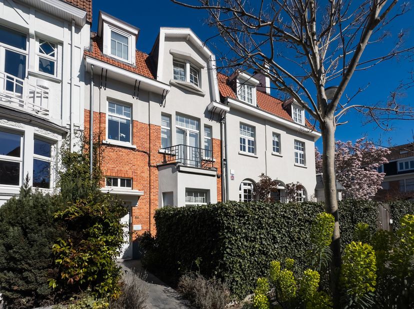 SCHAERBEEK, quartier des Fleurs. WONING (5bed/2bur/5sdb) van 230m² gebouwd op een perceel van 1 are 58 ca met tuin op het noordoosten. Gebouwd in 1921