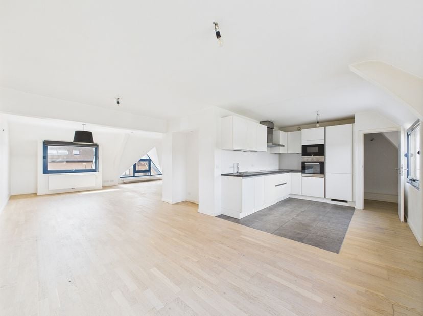 Brain L&#039;alleud I Lumineux Duplex 3 chambres&lt;br /&gt;
Dans une petite copropriété avec ascenseur, retrouvez au 3ème et 4ème étage un lumineux duplex 3 cha